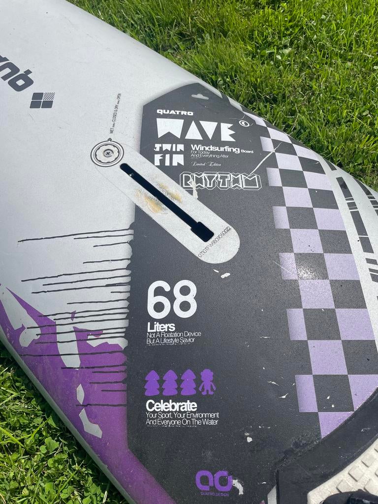 Quatro Wave Twin Fin Windsurfplank 68L - Limited Edition, Watersport en Boten, Windsurfen, Ophalen, Gebruikt, Minder dan 250 cm