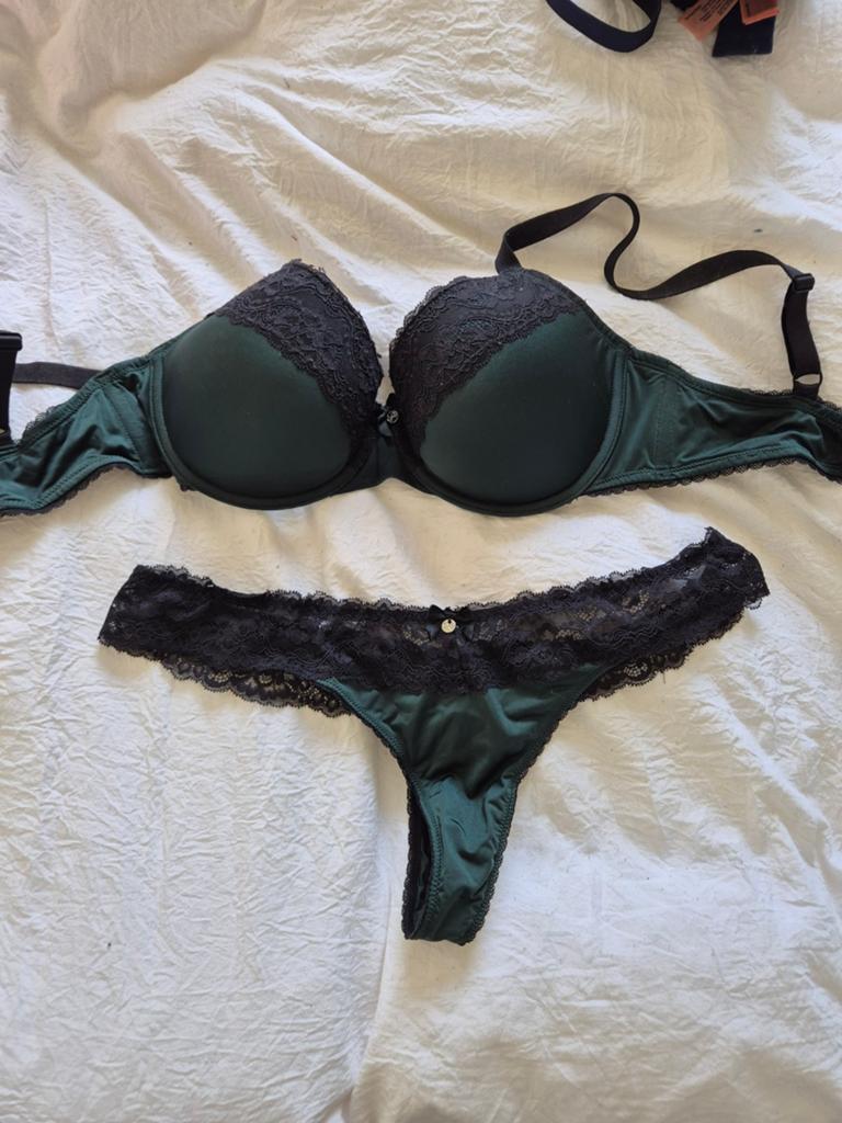 Hunkemöller BH en string set - Donkergroen met kant, Hunkemöller, Ophalen of Verzenden, Groen, Setje