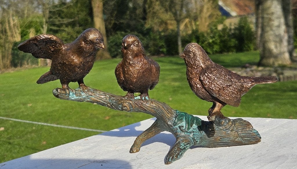 3 VOGELS -MUSSEN OP TAK / bronzen dierenbeeld, Tuin en Terras, Dierenbeeld, Nieuw, Info@huisentuindecoratiemarie.nl, Huis en tuin decoratie marie