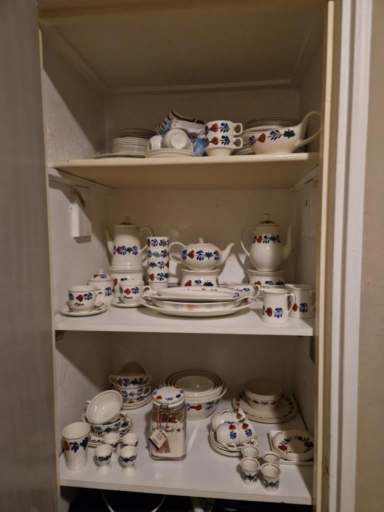 Compleet servies met bloemmotief, Ophalen