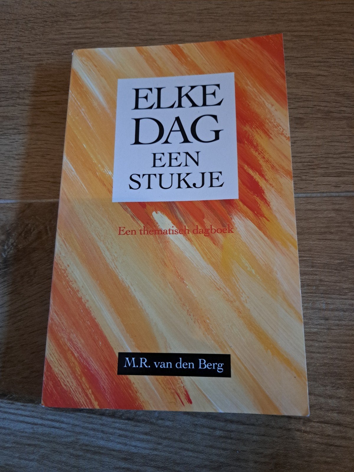 Elke Dag Een Stukje - M.R. van den Berg, Boeken, Ophalen of Verzenden, Gelezen, M.R. van den Berg, Christendom | Protestants