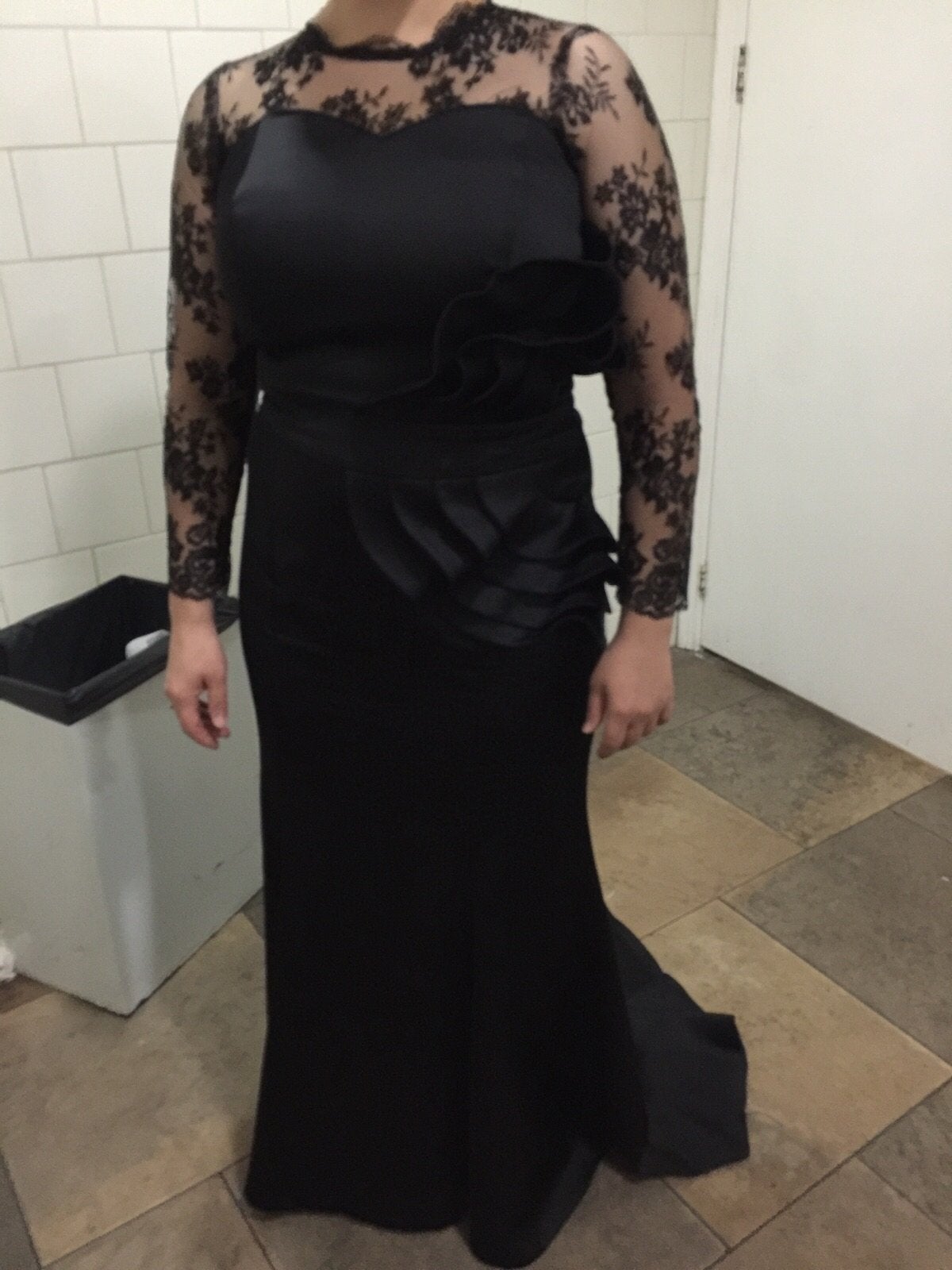 Elegante Zwarte Galajurk met Kant en Sleep, Maat 38/40 (M), Galajurk, Zwart, Ophalen of Verzenden