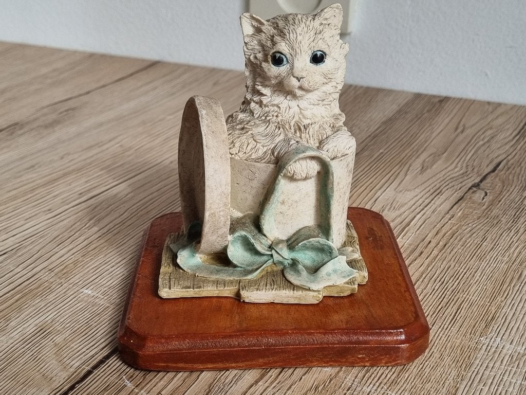 Mooi Vintage Poezen Beeld in Hoeden Doos op Houten Plateau, Verzamelen, Beelden en Beeldjes, Verzenden, Gebruikt, Dier