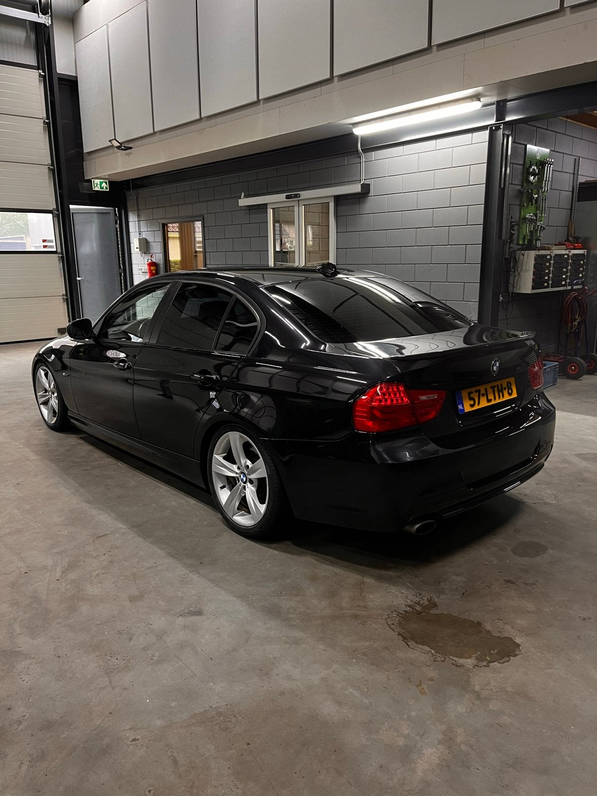 BMW 3-Serie 2.0 I 320 AUT 2010 Zwart, Automaat, 1995 cc, Zwart, 4 cilinders
