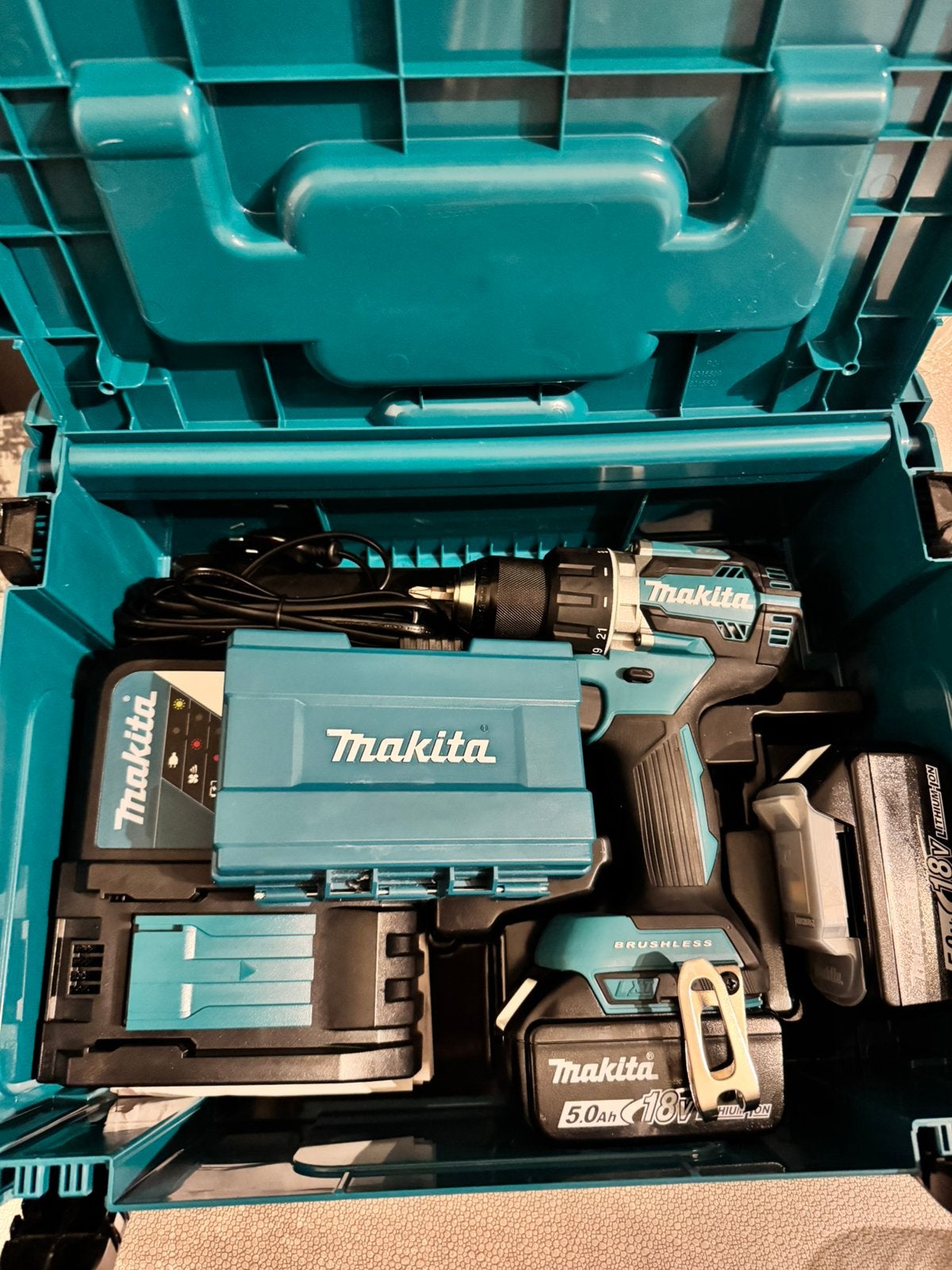 MAKITA DDF484RTJ 18V BRUSHLESS 2 5,0Ah LADER - EXTRA BITSET, Ophalen, Zo goed als nieuw, Boor- en Schroefmachine