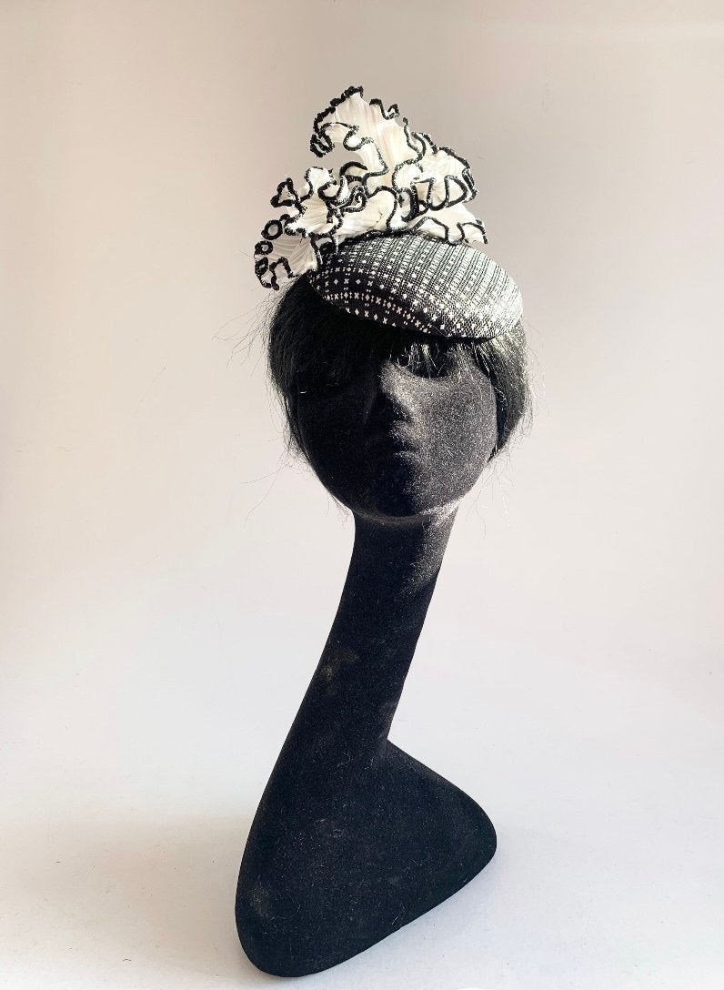 Door mij gemaakte Percher Hoed - Zwart-Wit met Ruches uniek, Ophalen of Verzenden, Nieuw, One size fits all, Hoed
