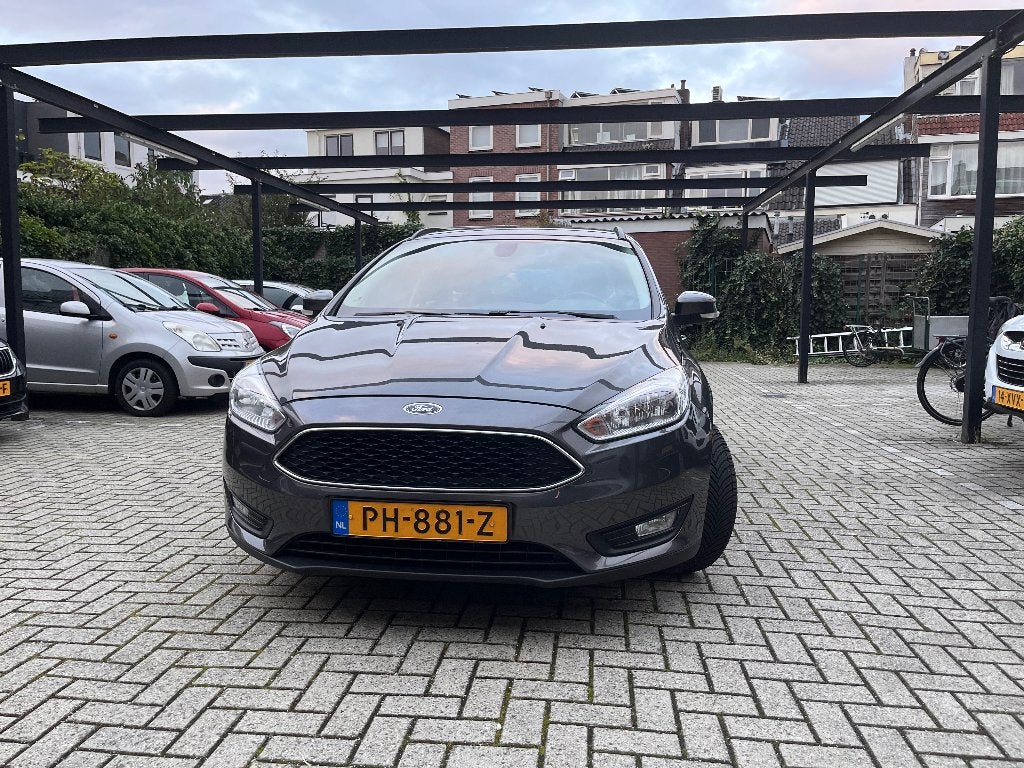 Ford Focus 1.0 Ecoboost 125pk | Dealeronderhouden | Trekhaak, Auto's, Dealer onderhouden, Zwart, Origineel Nederlands, Handgeschakeld