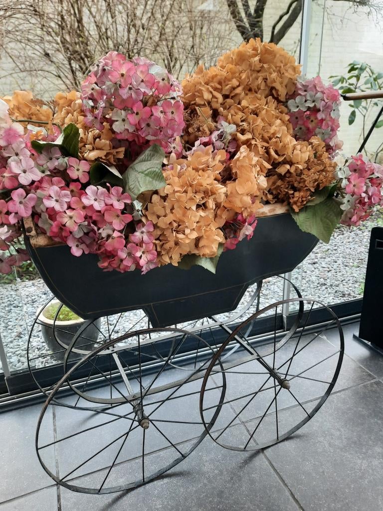 Antieke Poppenwagen met Bloemen, Ophalen