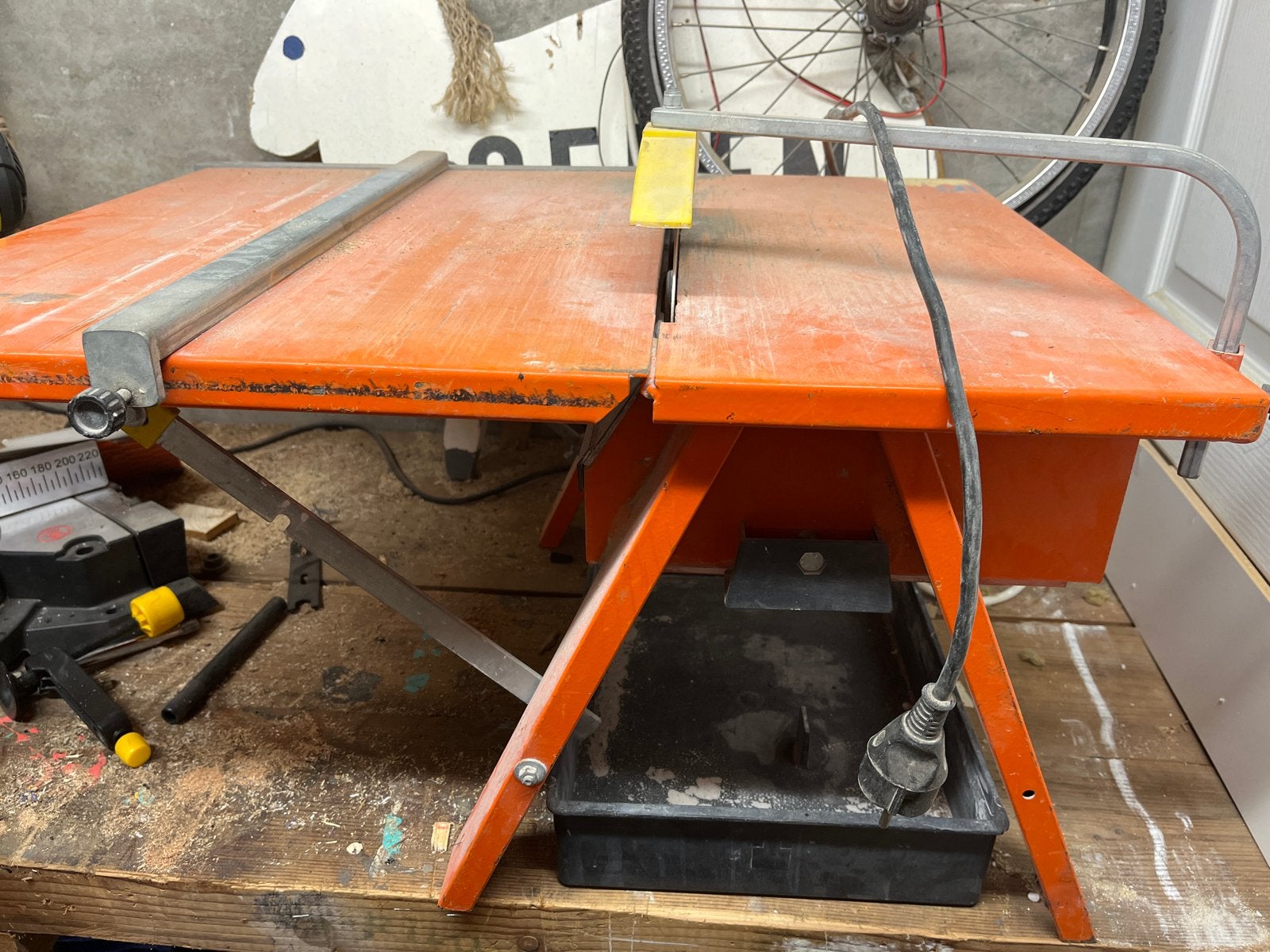 Gebruikte tegelzaagmachine - Oranje, Doe-het-zelf en Verbouw, Ophalen, Gebruikt, Overige typen, 600 tot 1200 watt