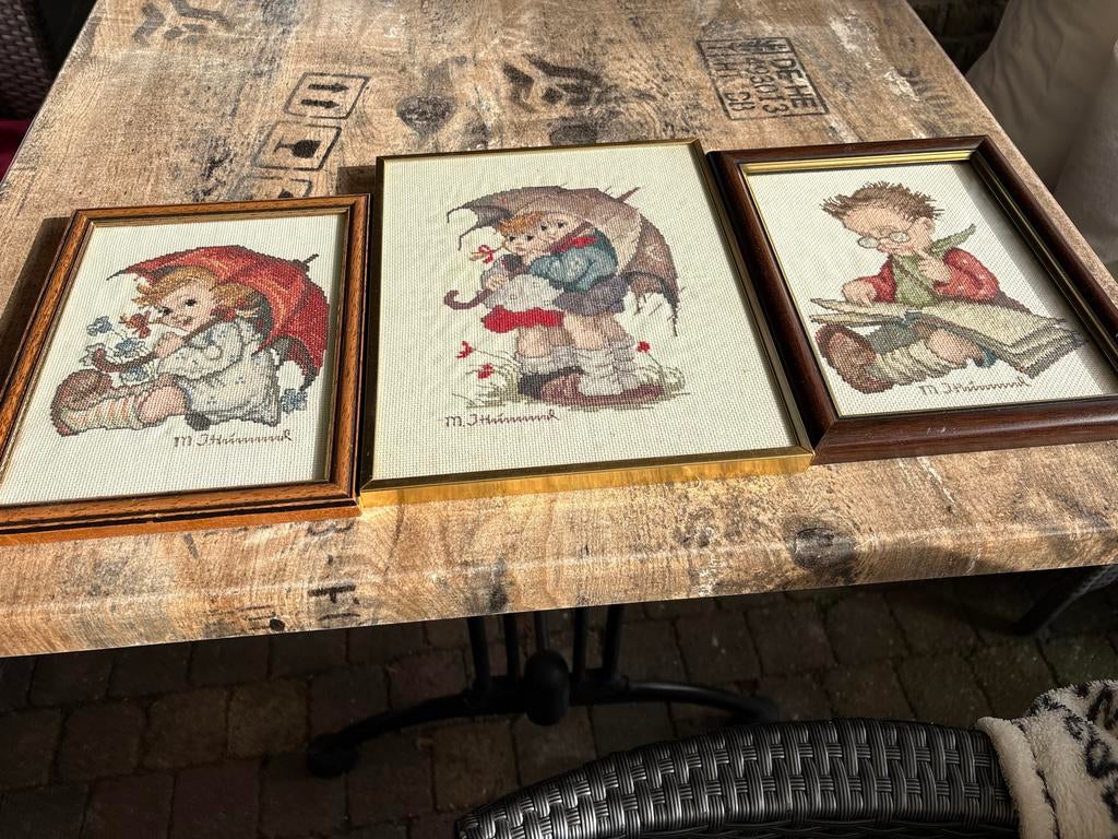 3 ingelijste Hummel borduurwerken - handgeborduurd, Hobby en Vrije tijd, Borduren en Borduurmachines, Ophalen of Verzenden, Gebruikt