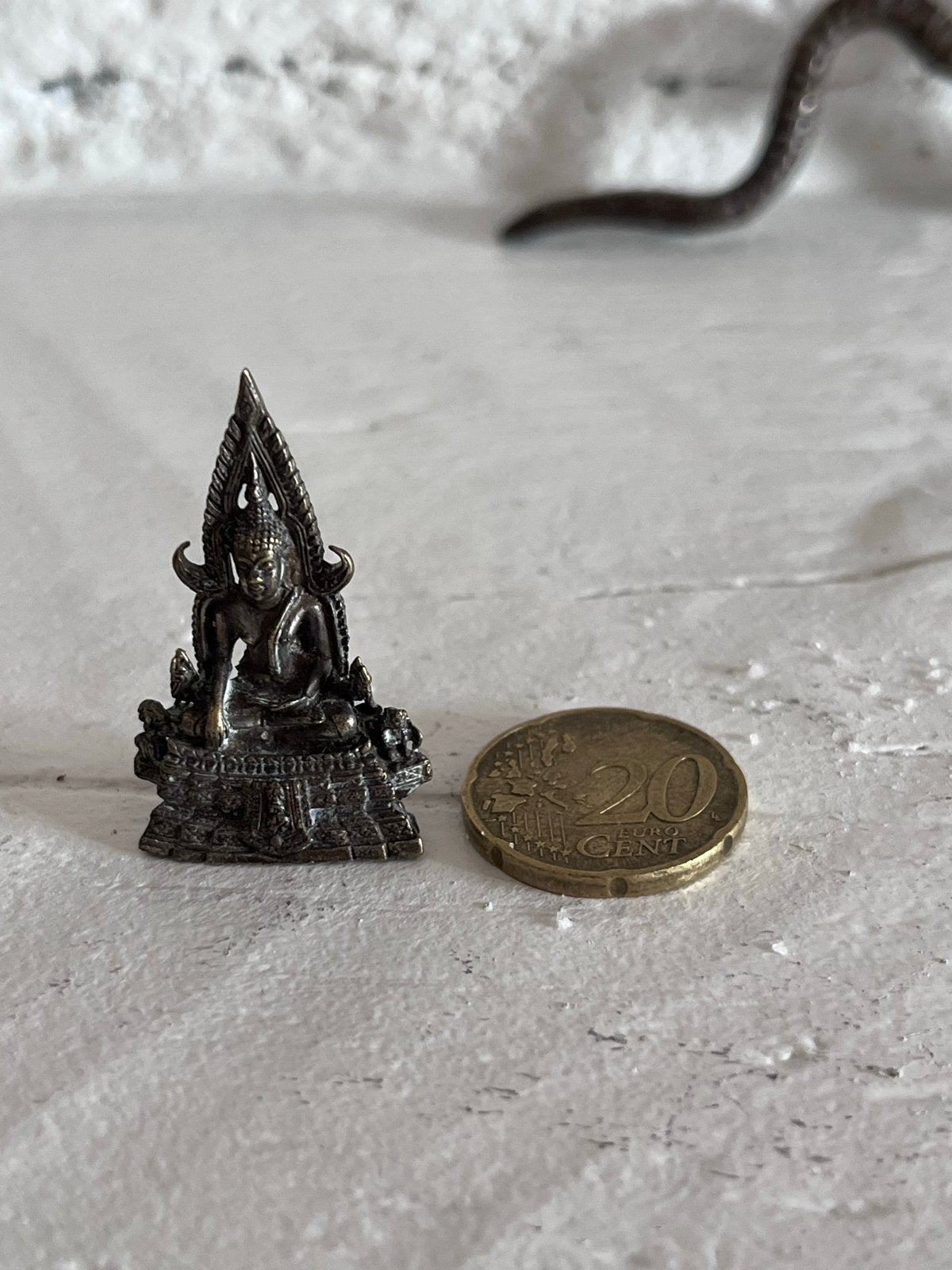 Miniatuur Bronzen Boeddhabeeldje uit Thailand, Antiek en Kunst, Ophalen of Verzenden