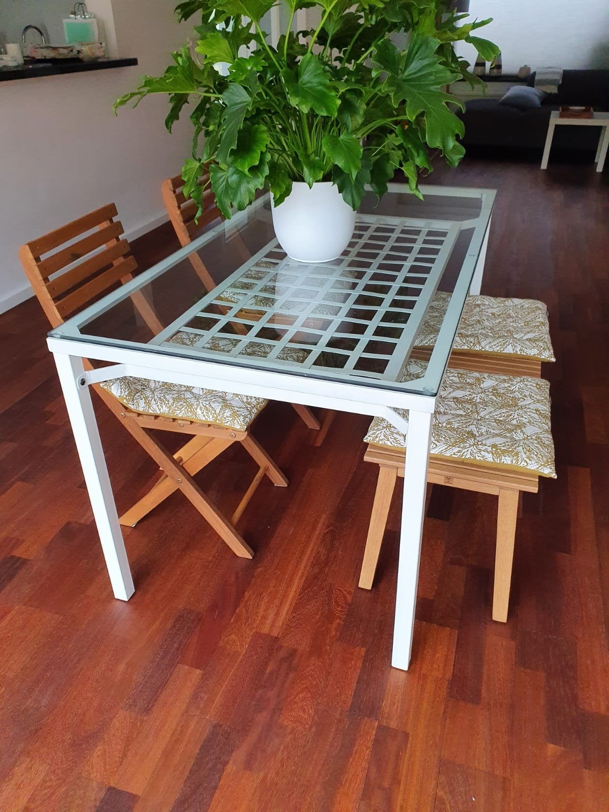 Gratis Witte metalen tafel met glasplaat en opbergruimte, Ophalen, Gebruikt, 50 tot 100 cm, Glas