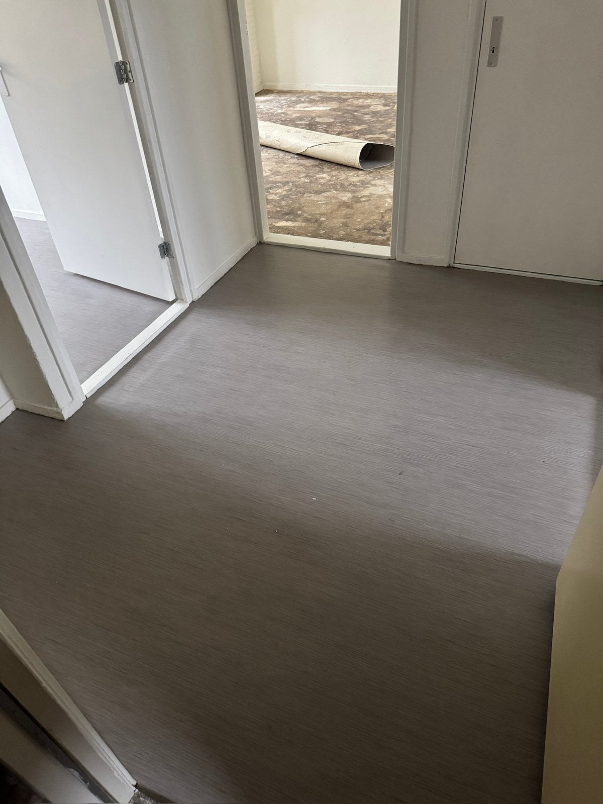 Moderne grijze vinylvloer – ca. 15–20 m² – zo goed als nieuw, Ophalen, Overige materialen, 50 tot 150 cm, Vloerdelen of -planken