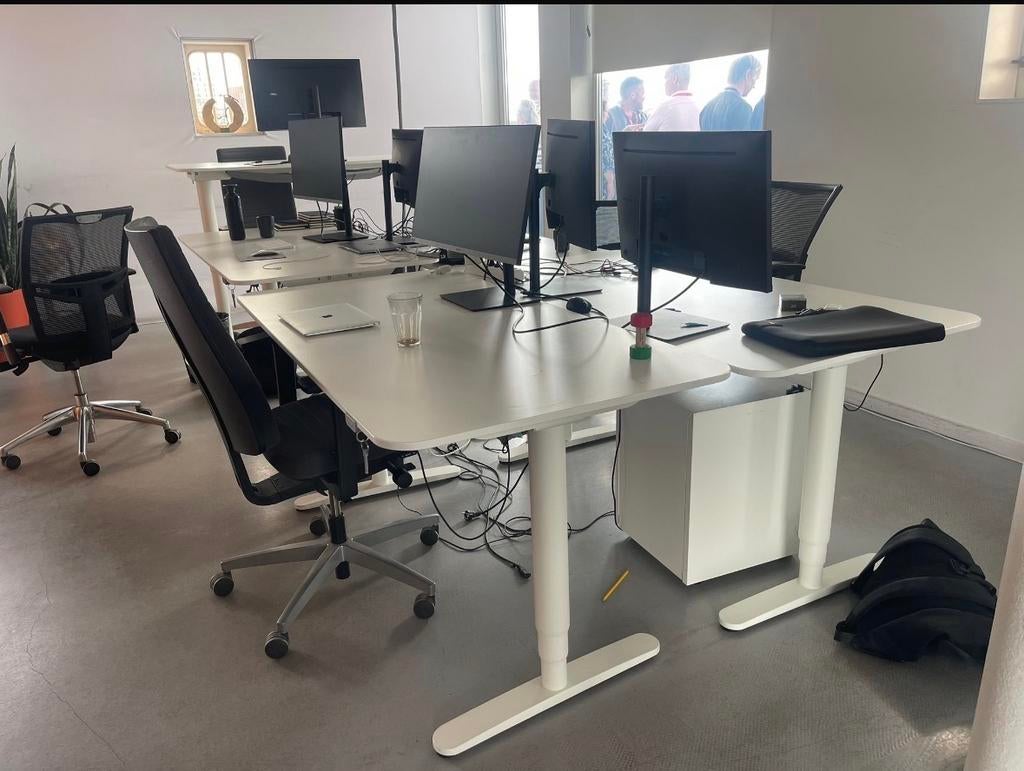 Mooie witte verstelbare bureaus, Ophalen, Zit-sta bureau, Gebruikt, In hoogte verstelbaar