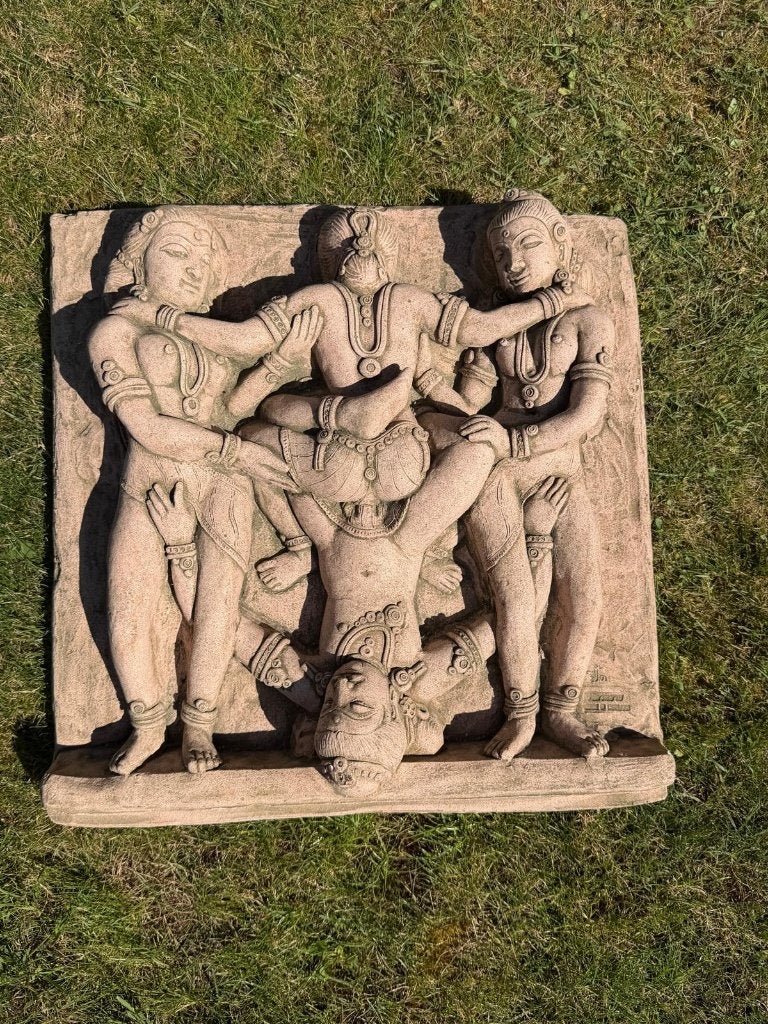 Erotisch reliëf beeld, gemaakt in de Khajuraho stijl, Ophalen