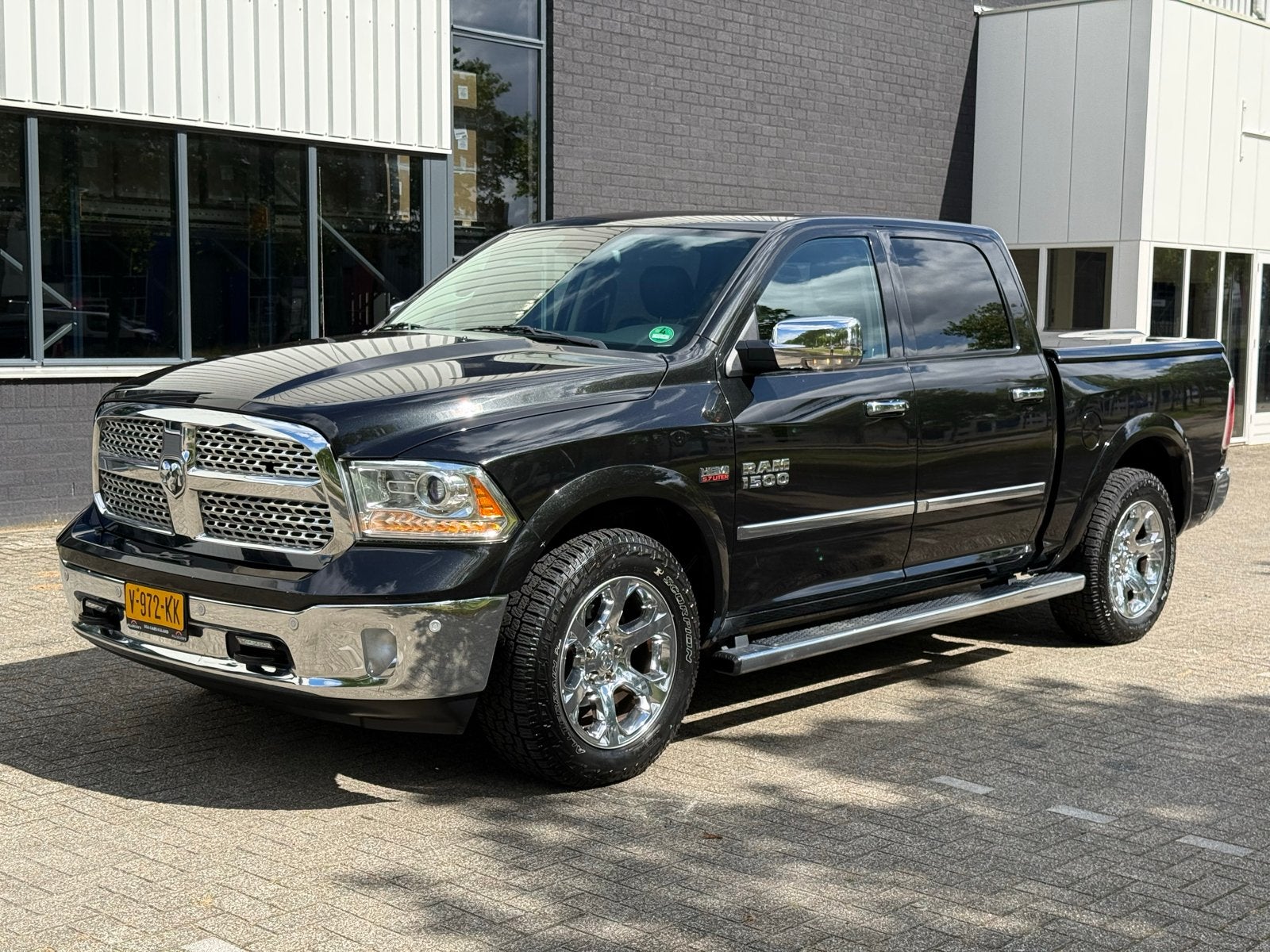 Dodge RAM 1500 5.7 V8 4x4 2017 LPG 300ltr LAGE BIJTELLING!, Auto's, 5654 cc, Zwart, Vierwielaandrijving, Particulier