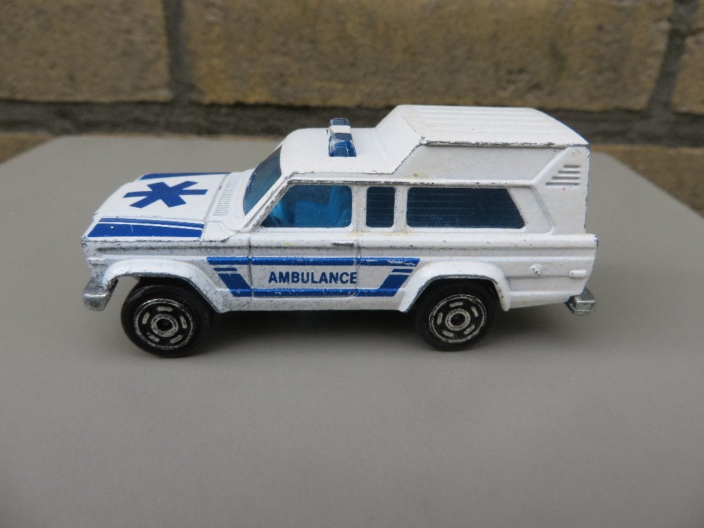 Majorette Jeep Cherokee Ambulance, Ophalen of Verzenden, Gebruikt, Auto