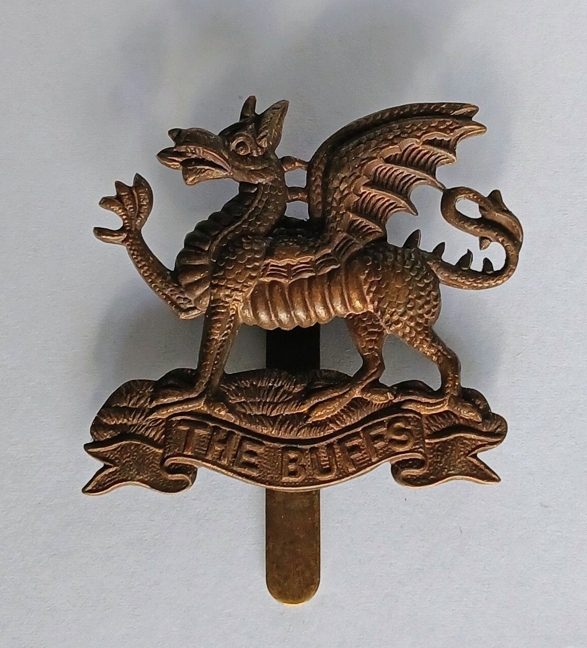 The Buffs (Royal East Kent Regiment) Cap Badge Wo2, Verzamelen, Ophalen of Verzenden, Engeland, Embleem of Badge