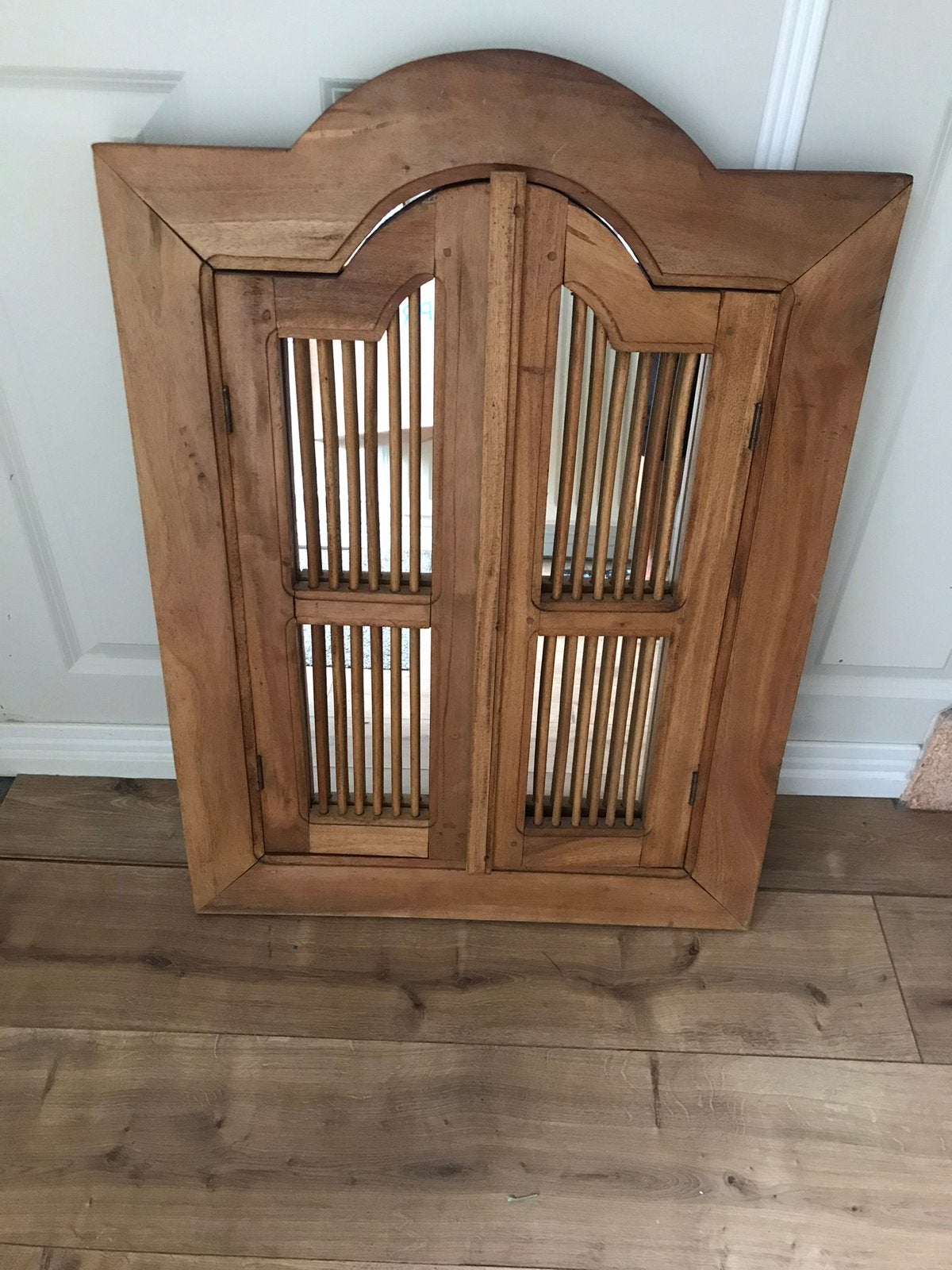 Brocante spiegel met decoratieven luiken, Gebruikt, Ophalen of Verzenden, Minder dan 100 cm, Overige vormen