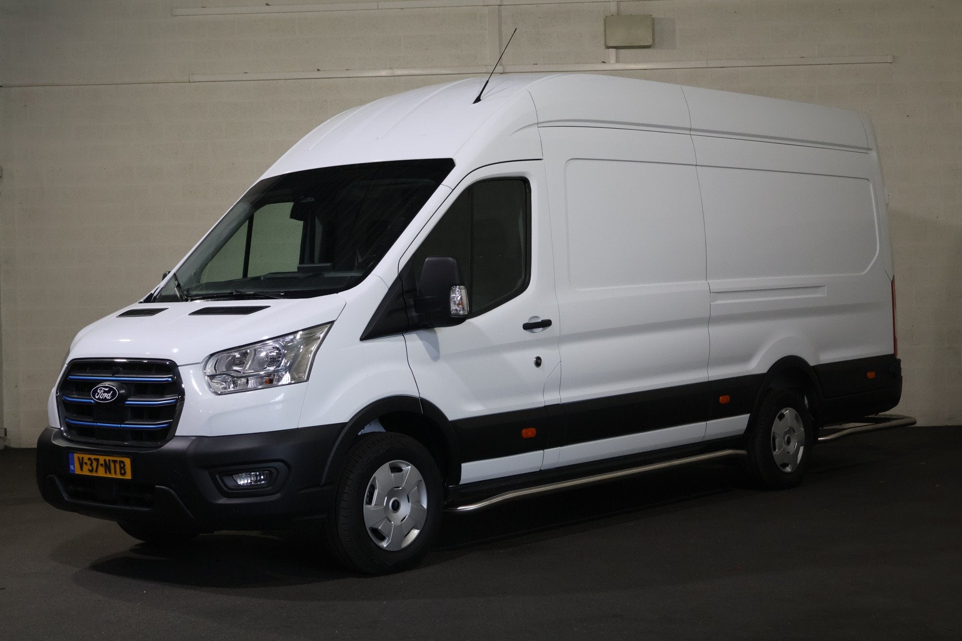 Ford E-Transit 350 L4 H3 Trend 68 kWh Post NL Inrichting, Auto's, Bestelauto's, Automaat, Gebruikt, 750 kg, Wit