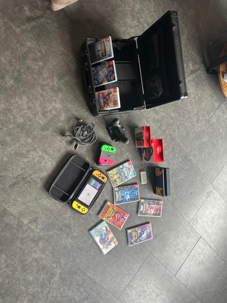 Nintendo Switch Pokémon Let's Go Pikachu LE + 8 Games & Case, Ophalen of Verzenden, Zo goed als nieuw, Eén computer, Role Playing Game (Rpg)