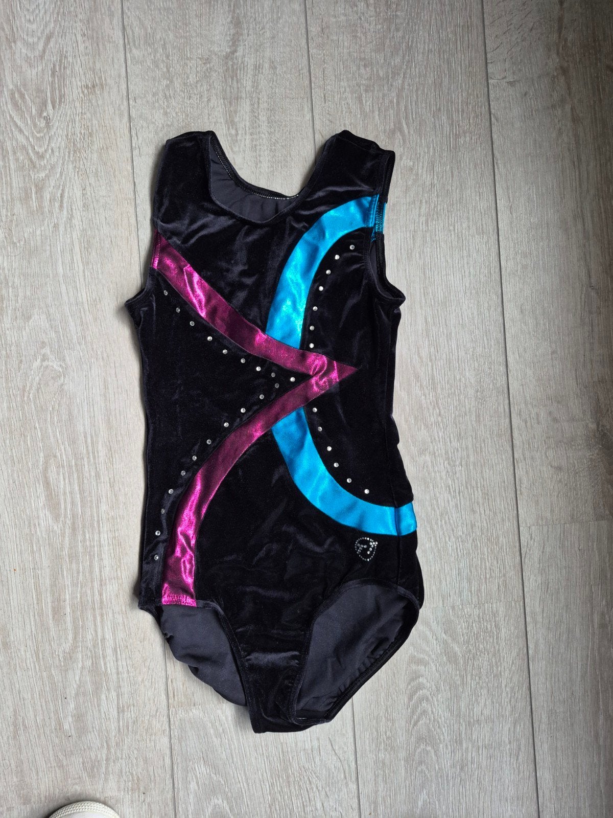 Zwart turnpakje met roze en blauwe accenten, Sport en Fitness, Ophalen of Verzenden, Zo goed als nieuw, Zwart, Turnpak(je)