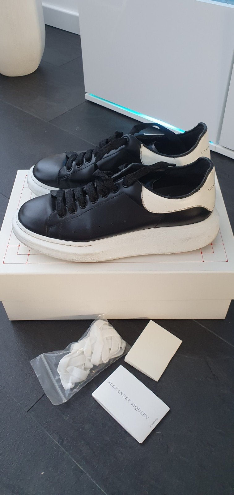 Alexander McQueen Sneakers - Zwart/Wit maat 43, Ophalen of Verzenden, Gedragen, Zwart