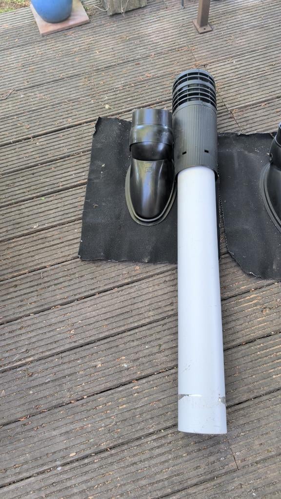 Ubbink dakdoorvoer met ventilatie of rioolbeluchting (2x), Ophalen of Verzenden, Zo goed als nieuw