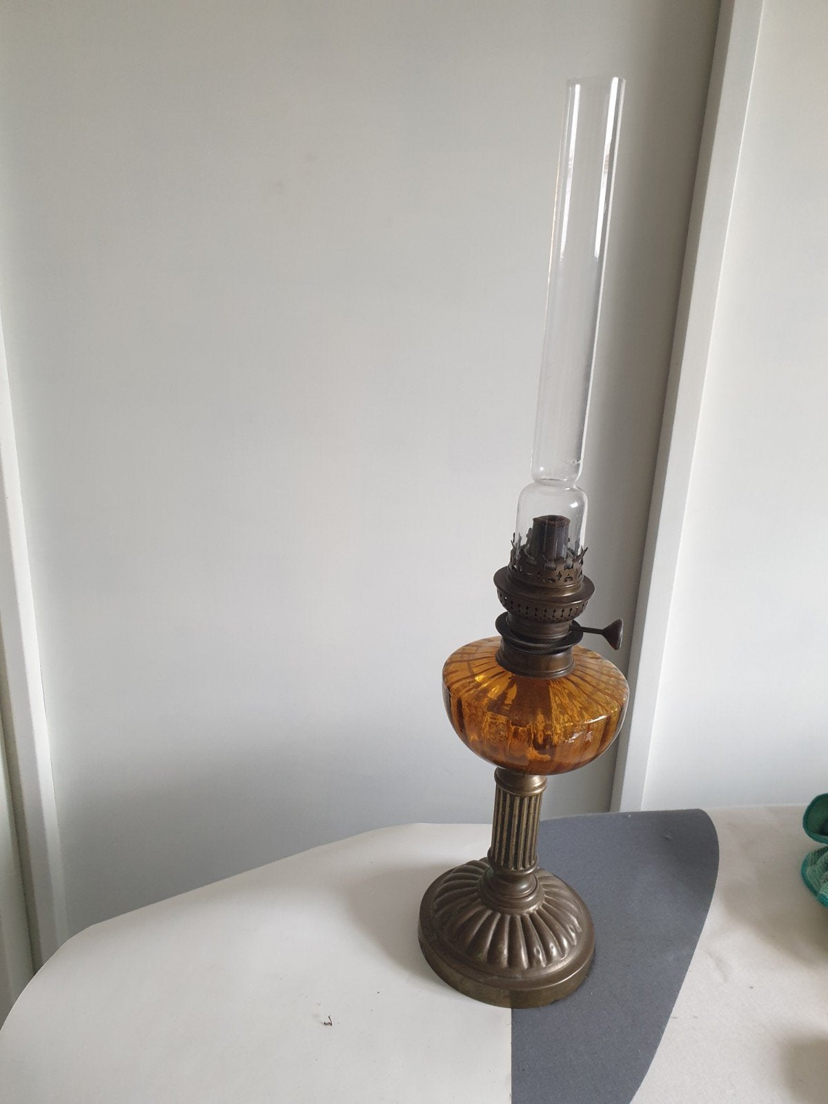 Antieke olielamp met amberkleurig glas en messing, Ophalen