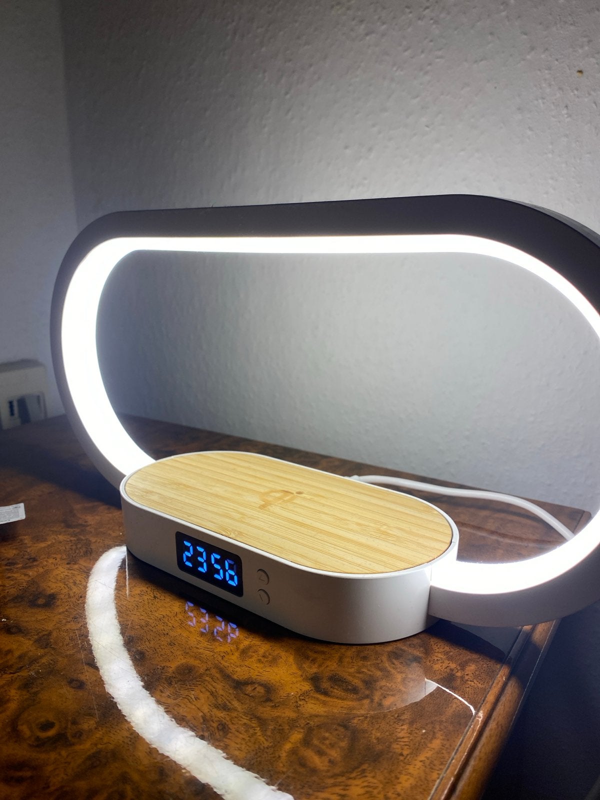 Moderne LED Lamp met Klok en Draadloos Opladen, Ophalen, Met verlichting, Wit, Zo goed als nieuw
