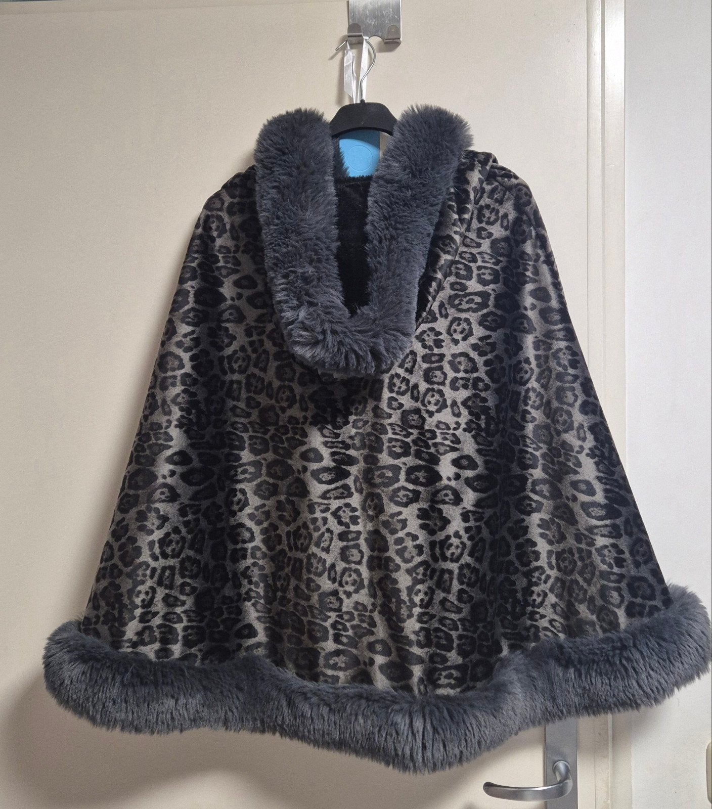 Mooie, zachte poncho met capuchon en luipaardprint. ONE SIZE, Onbekend, Ophalen of Verzenden, Zo goed als nieuw