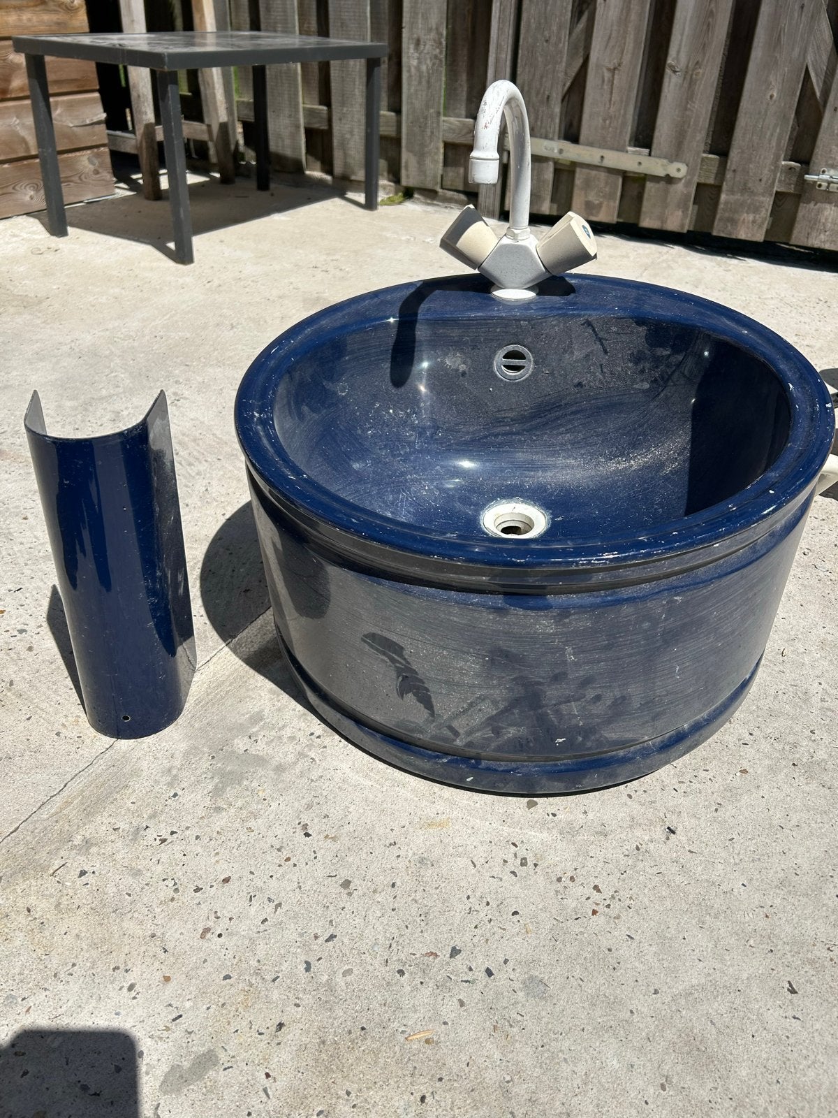 Donkerblauwe wastafel met kraan en sifonkap, Ophalen, Gebruikt