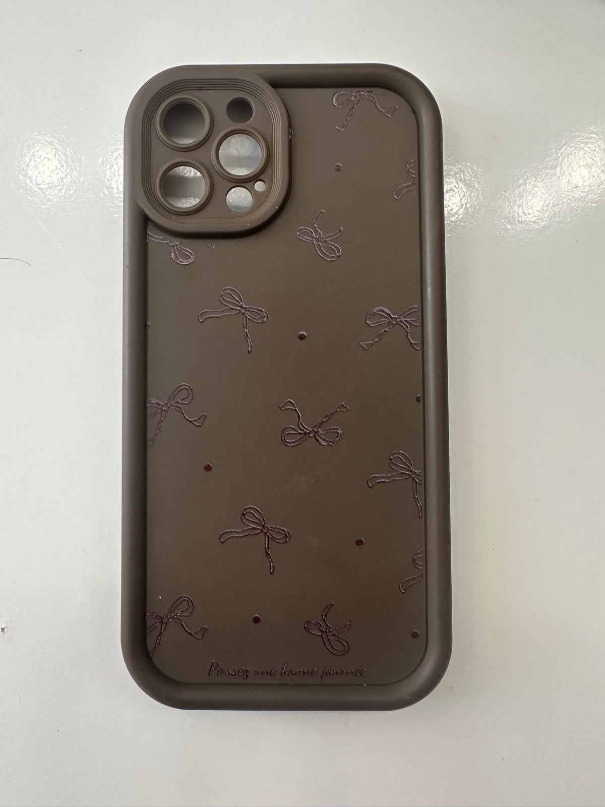 Bruin iPhone 12 Pro hoesje met strikjespatroon, Ophalen, Overige merken, Bruin, Hoesje of Tasje