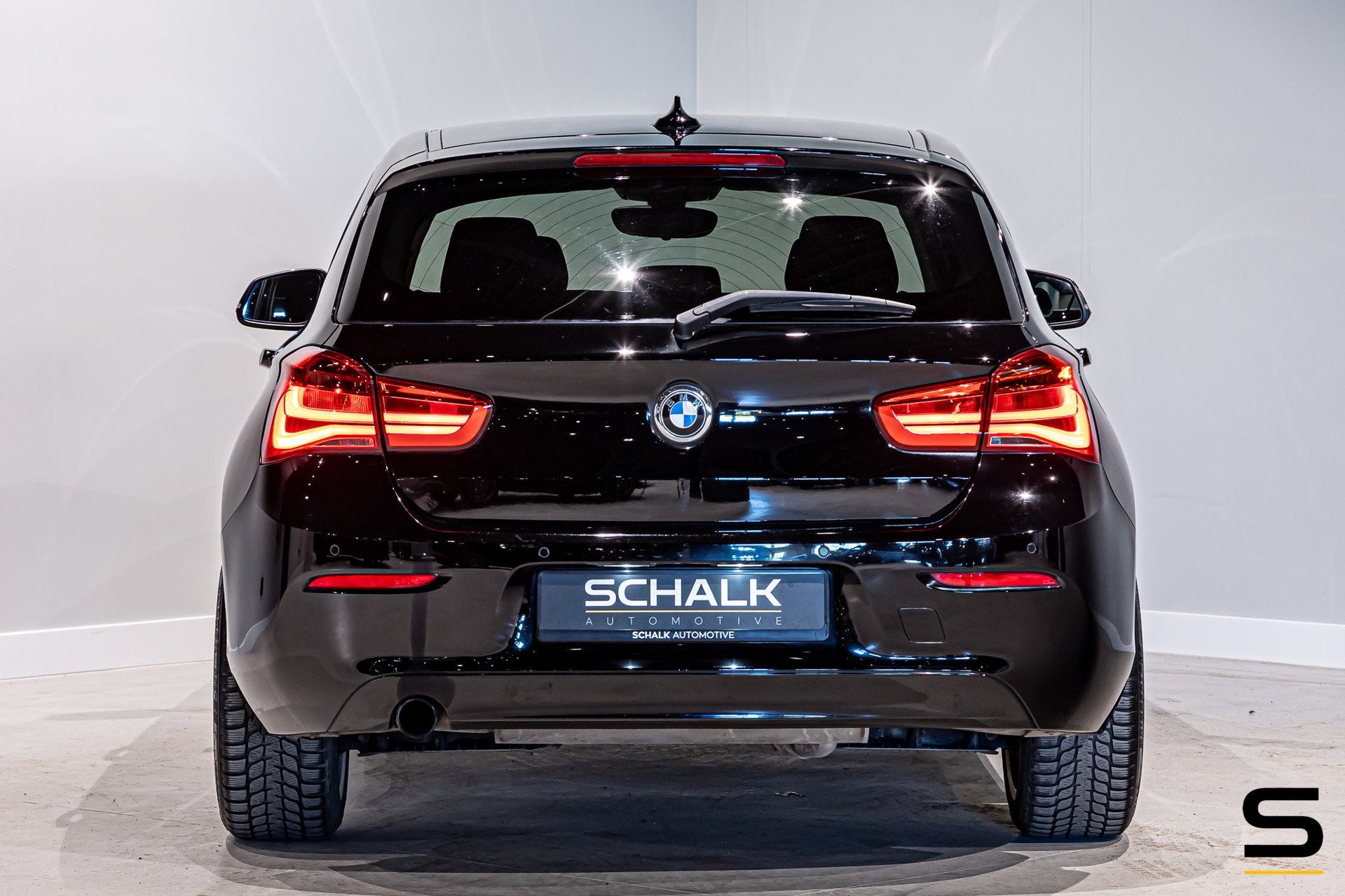 BMW 1-serie 116i Essential|Stoelverwarming|Clima|Nette auto, 1-Serie, Zwart, 19 km/l, LED verlichting