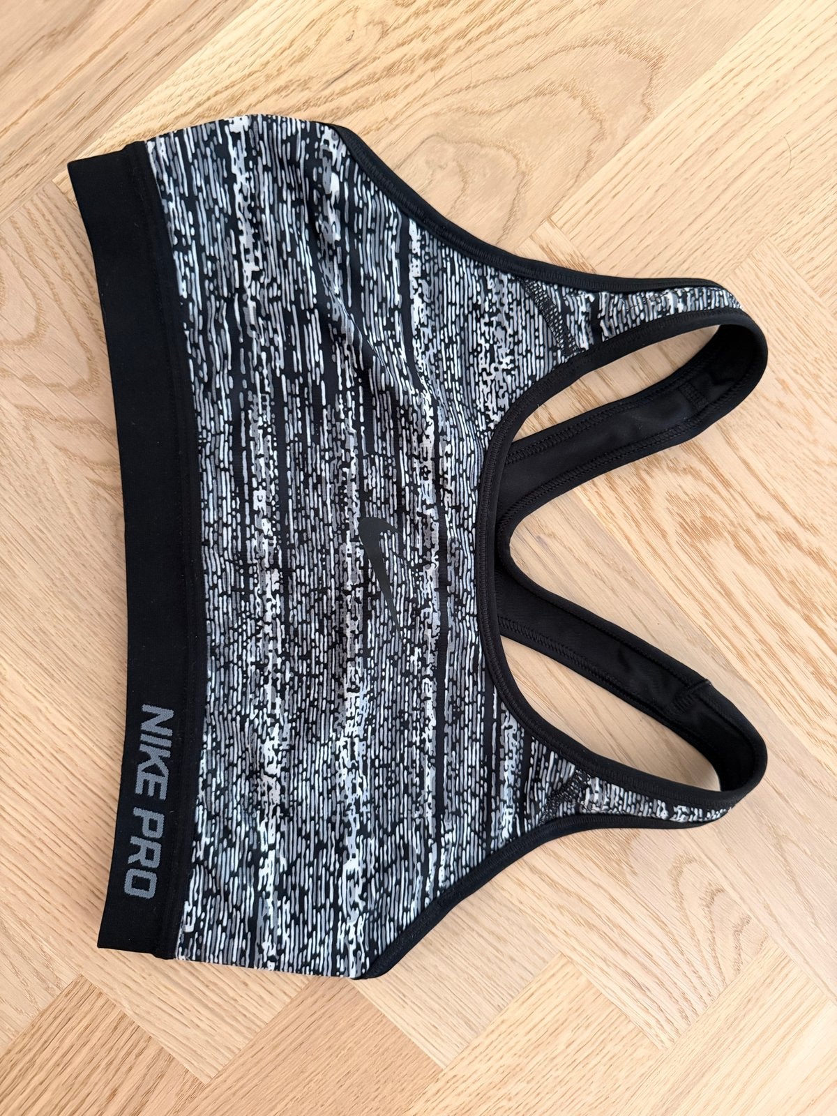 Nike Pro Sportbeha - Zwart/Wit Patroon, Kleding | Dames, Sportkleding, Zwart, Ophalen of Verzenden, Maat 36 (S), Fitness of Aerobics