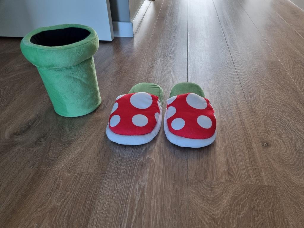 Super Mario Piranha Plant Pantoffels met Pijp Houder, Kinderen en Baby's, Kinderkleding | Schoenen en Sokken, Zo goed als nieuw