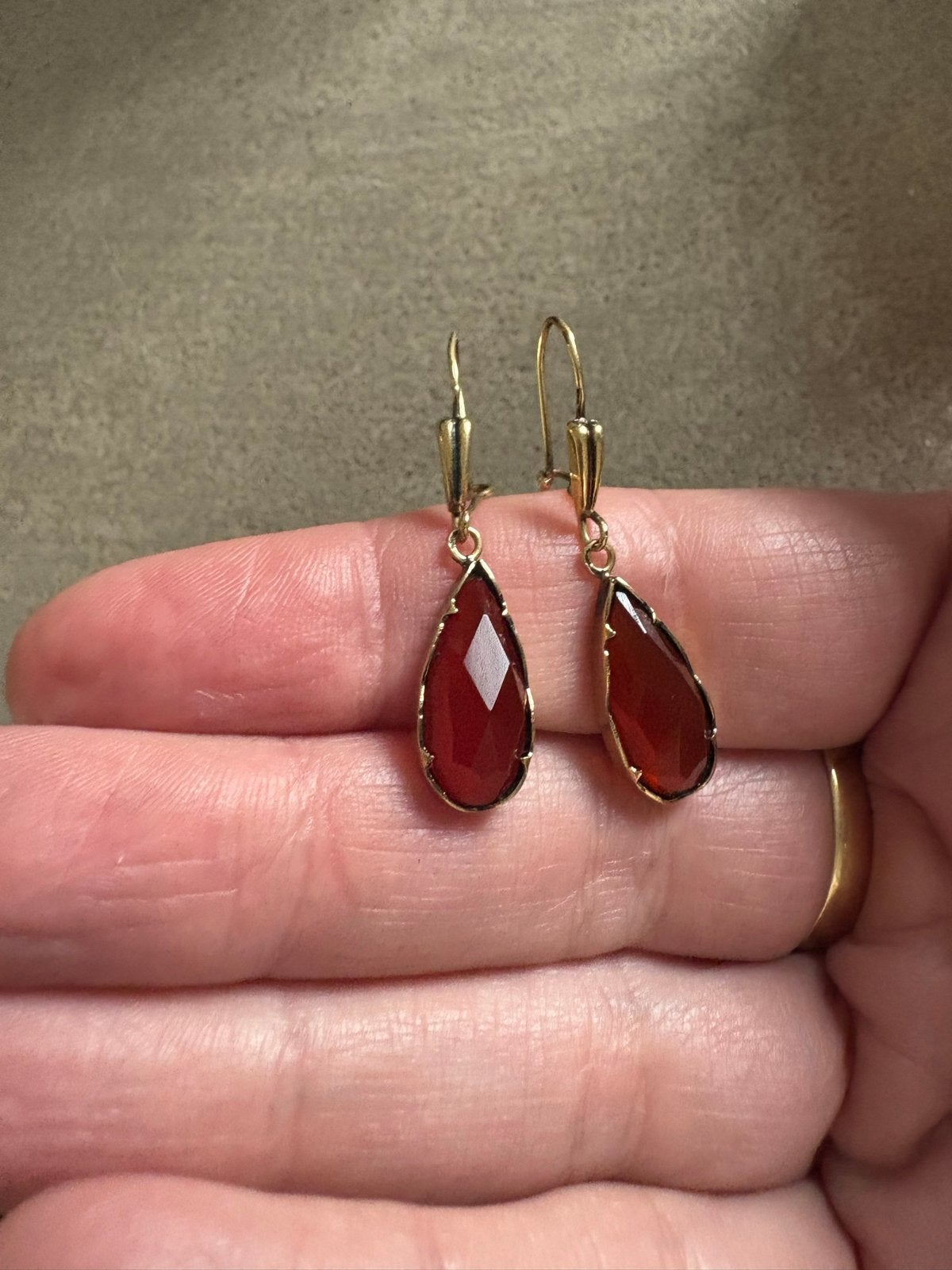 Vintage 14k Gouden Oorbellen met Gefacetteerde Granaat, Sieraden, Tassen en Uiterlijk, Hangers, Ophalen of Verzenden, Zo goed als nieuw