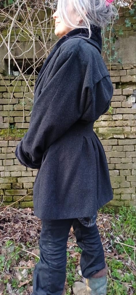 Stijlvolle wollen jas maat 40/42 met faux fur details, Kleding | Dames, Jassen | Winter, Zo goed als nieuw, Maat 38/40 (M), Grijs
