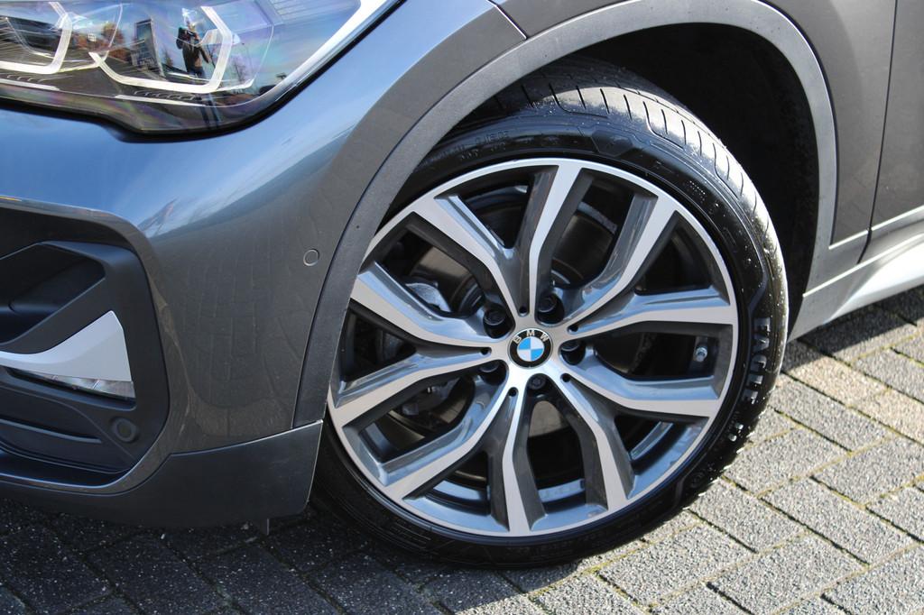 BMW X1 xDrive25e High Executive xLine Automaat / Panoramadak, 8 kWh, Gebruikt, Met garantie (alle), Bedrijf