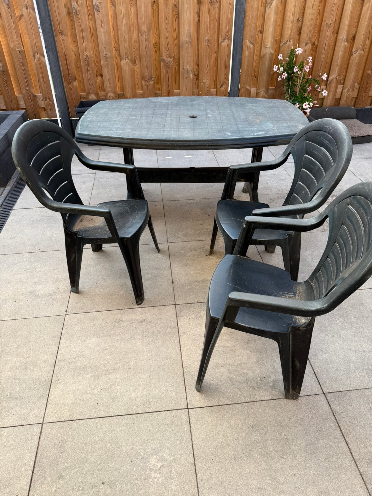 Tuintafel met 3 stoelen, Ophalen, Kunststof, Gebruikt, 3 zitplaatsen