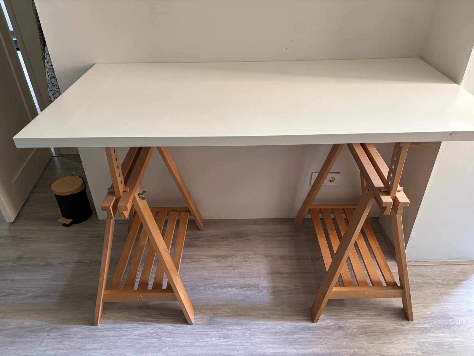 Bureau met schragen, wit/hout, Ophalen, Demontabel, Gebruikt, Hout