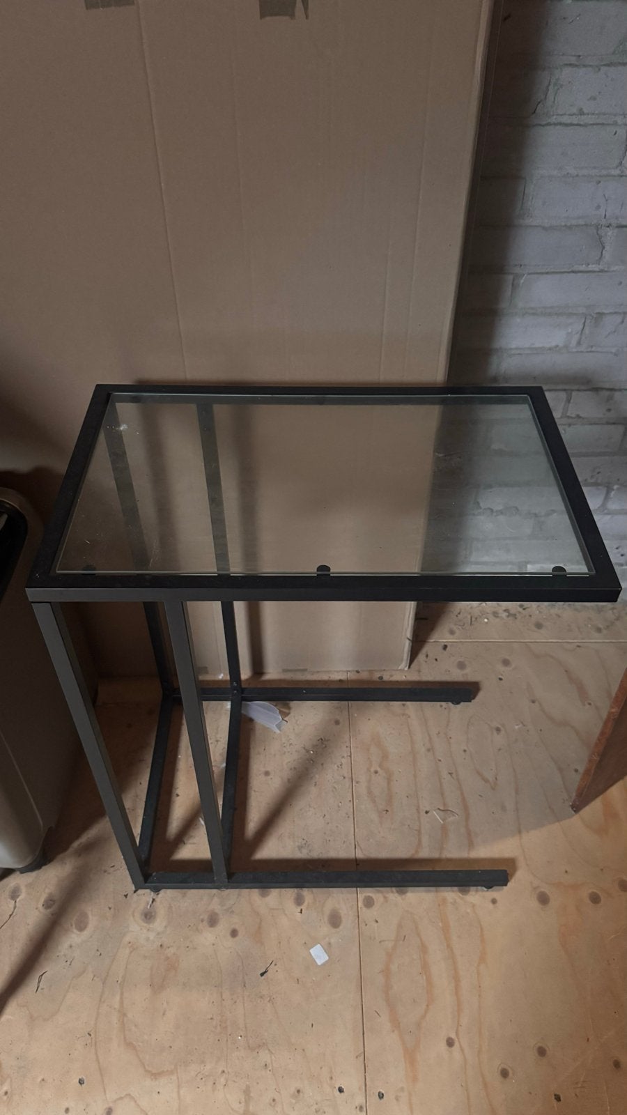 Moderne IKEA bijzettafel met glazen blad en metalen frame, 45 tot 60 cm, Gebruikt, Glas, Rechthoekig