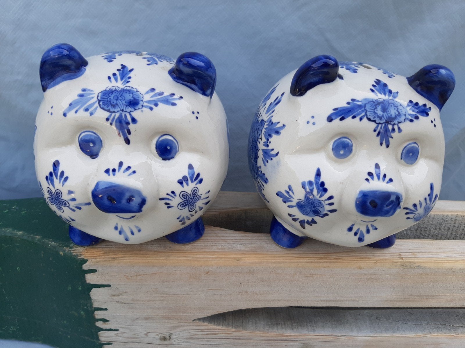 2 delfts blauwe spaarvarkens, Verzamelen, Spaarpotten, Ophalen of Verzenden, Gebruikt, Steen, Aardewerk of Keramiek, Dier