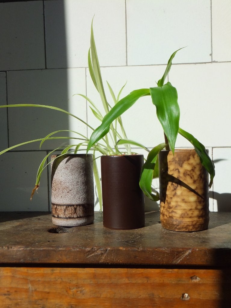 gratis verzenden 3x vintage vaasjes fat lava bruisglazuur, Verzenden, Bruin