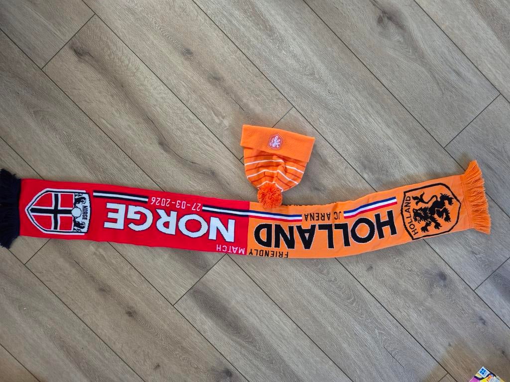 Nederlands elftal sjaal en muts!met handtekening!, Ophalen of Verzenden, Zo goed als nieuw, Overige maten, Sjaal