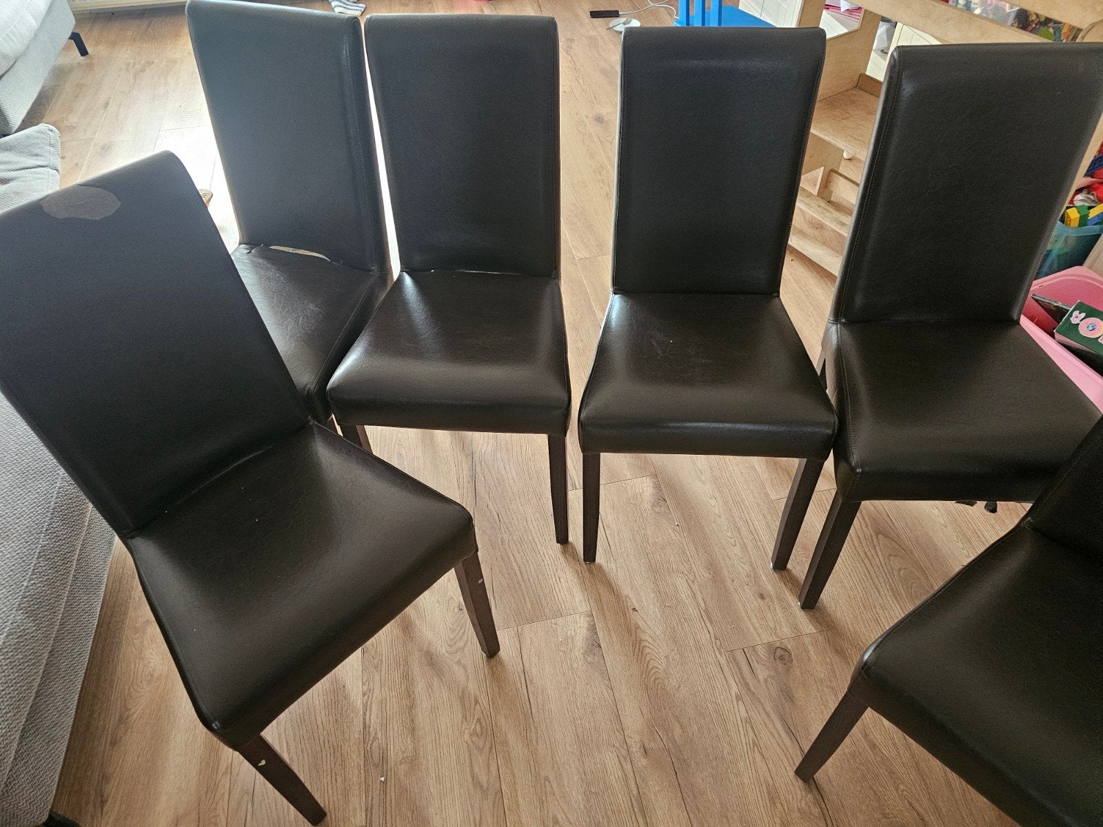 Zes donkerbruine eetkamerstoelen gratis af te halen, Huis en Inrichting, Overige materialen, Gebruikt, Bruin, Ophalen of Verzenden