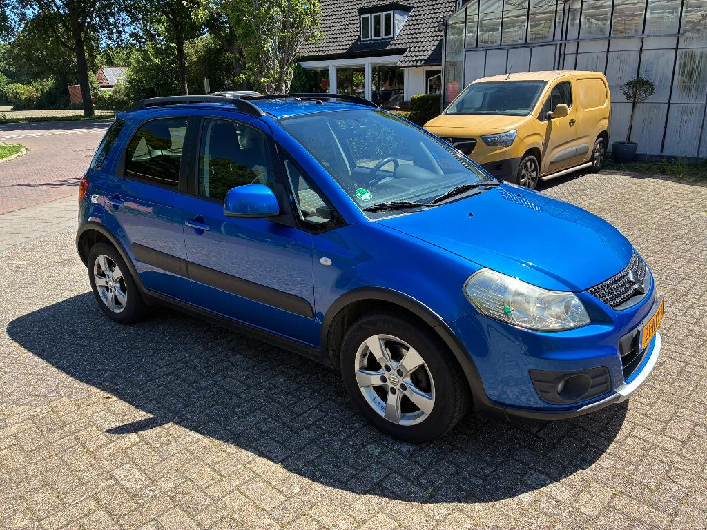 Suzuki SX4 1.6 Exclusive 2010 Blauw, geleverd met nieuwe APK, Auto's, Voorwielaandrijving, Stof, 4 cilinders, 49 €/maand