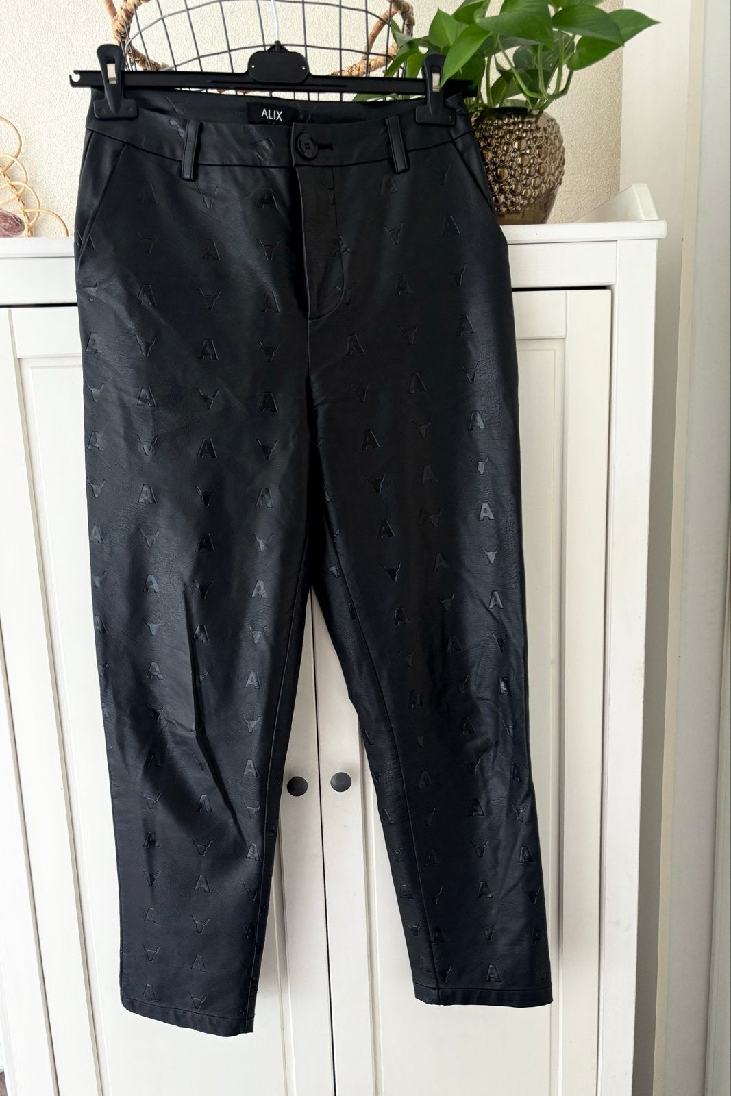 ALIX The Label pu broek met logo print maat S, Zwart, Ophalen of Verzenden, Zo goed als nieuw, Maat 36 (S)