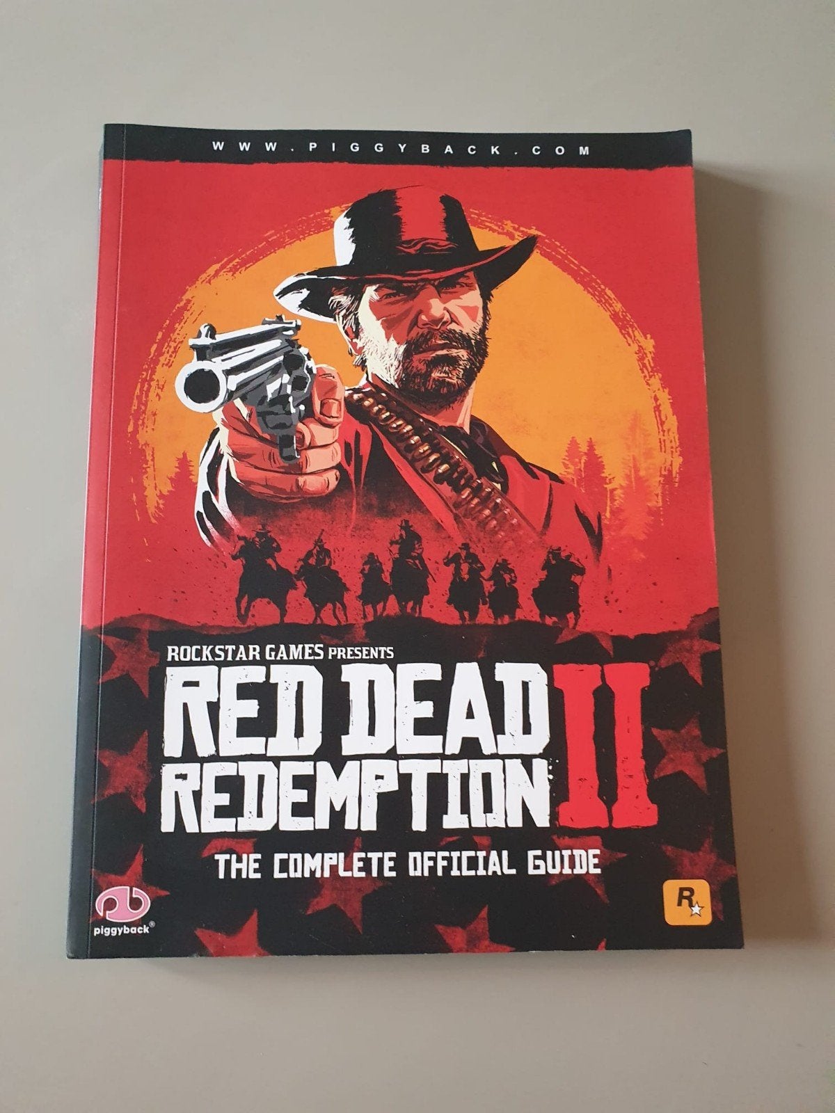 Red Dead Redemption 2 - official guide, Ophalen of Verzenden, Zo goed als nieuw, Role Playing Game (Rpg)