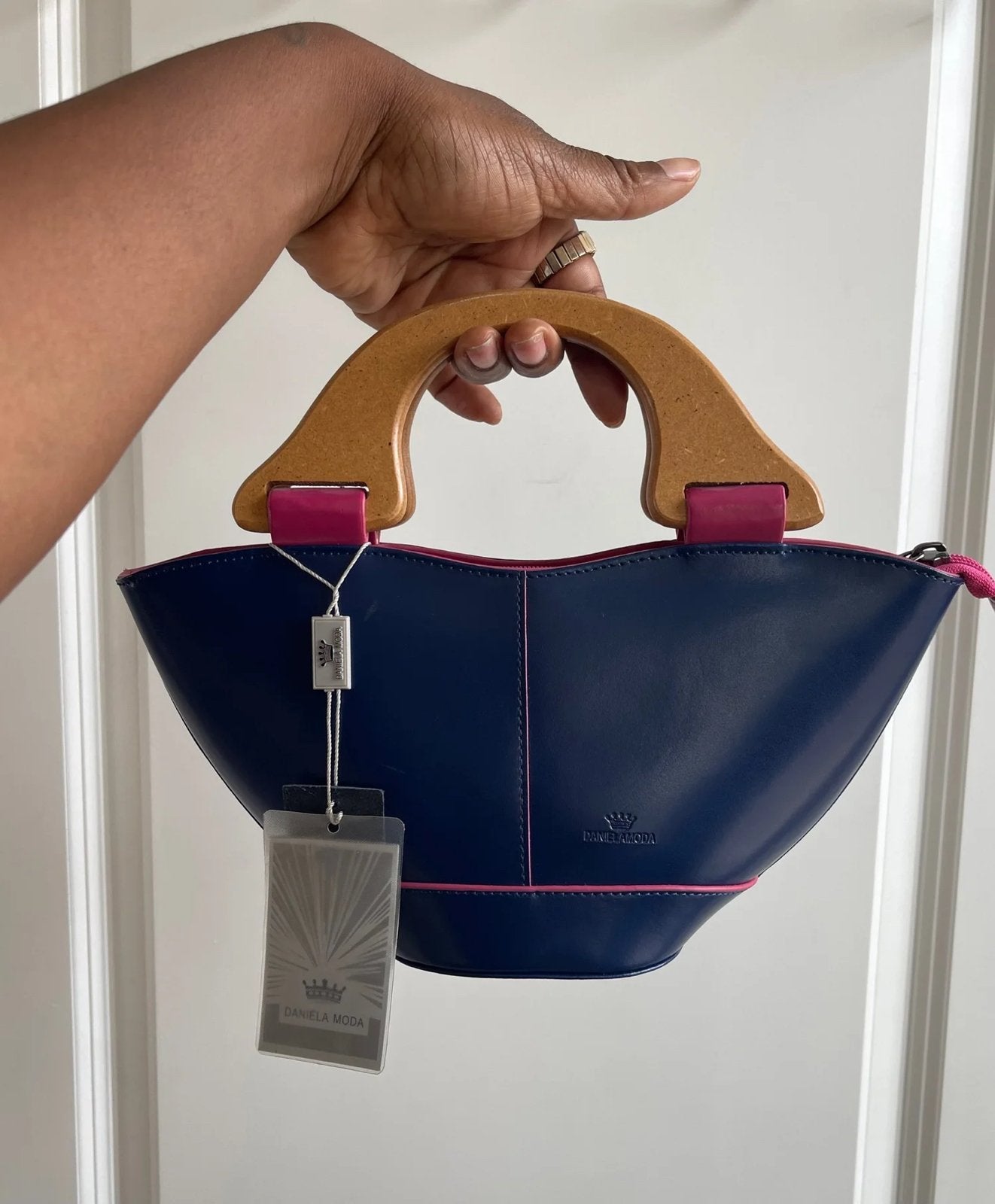 Daniella Moda luxe leren tas donkerblauw/roze hout handvat, Verzenden, Nieuw, Blauw, Schoudertasje